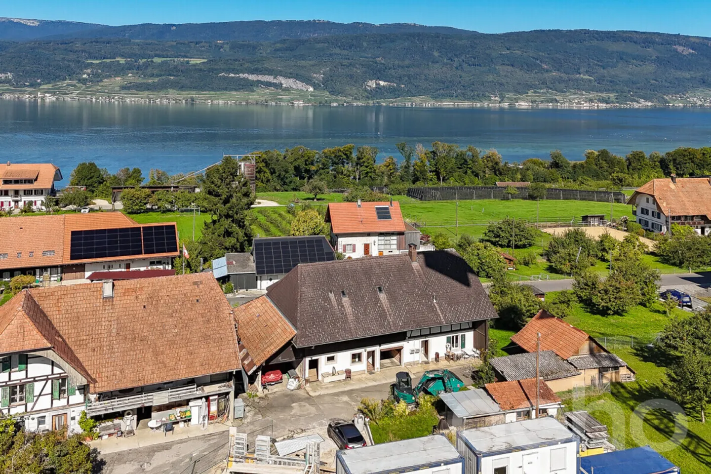 Fascino rurale con grande terreno e vicinanza ai laghi - Foto 2 di 12