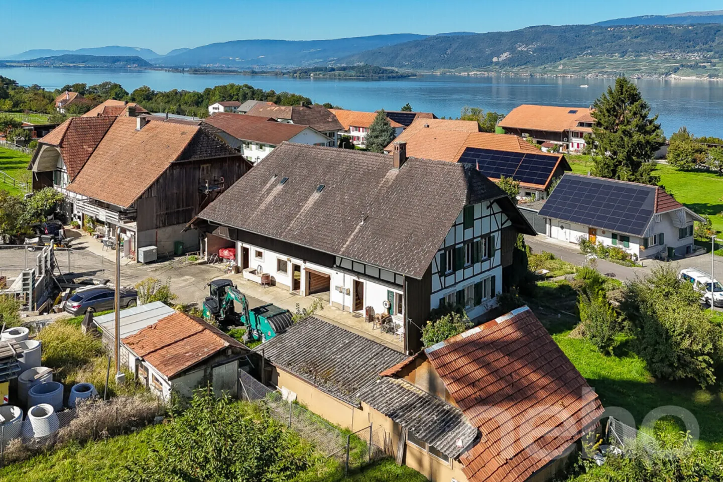 Fascino rurale con grande terreno e vicinanza ai laghi - Foto 3 di 12