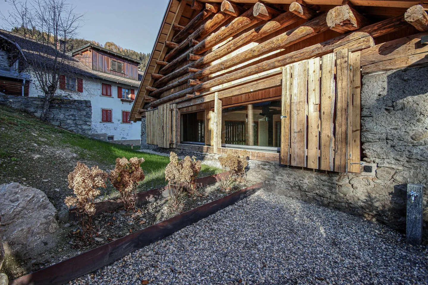 Historischer Stall in den Alpen - Foto 11 von 20