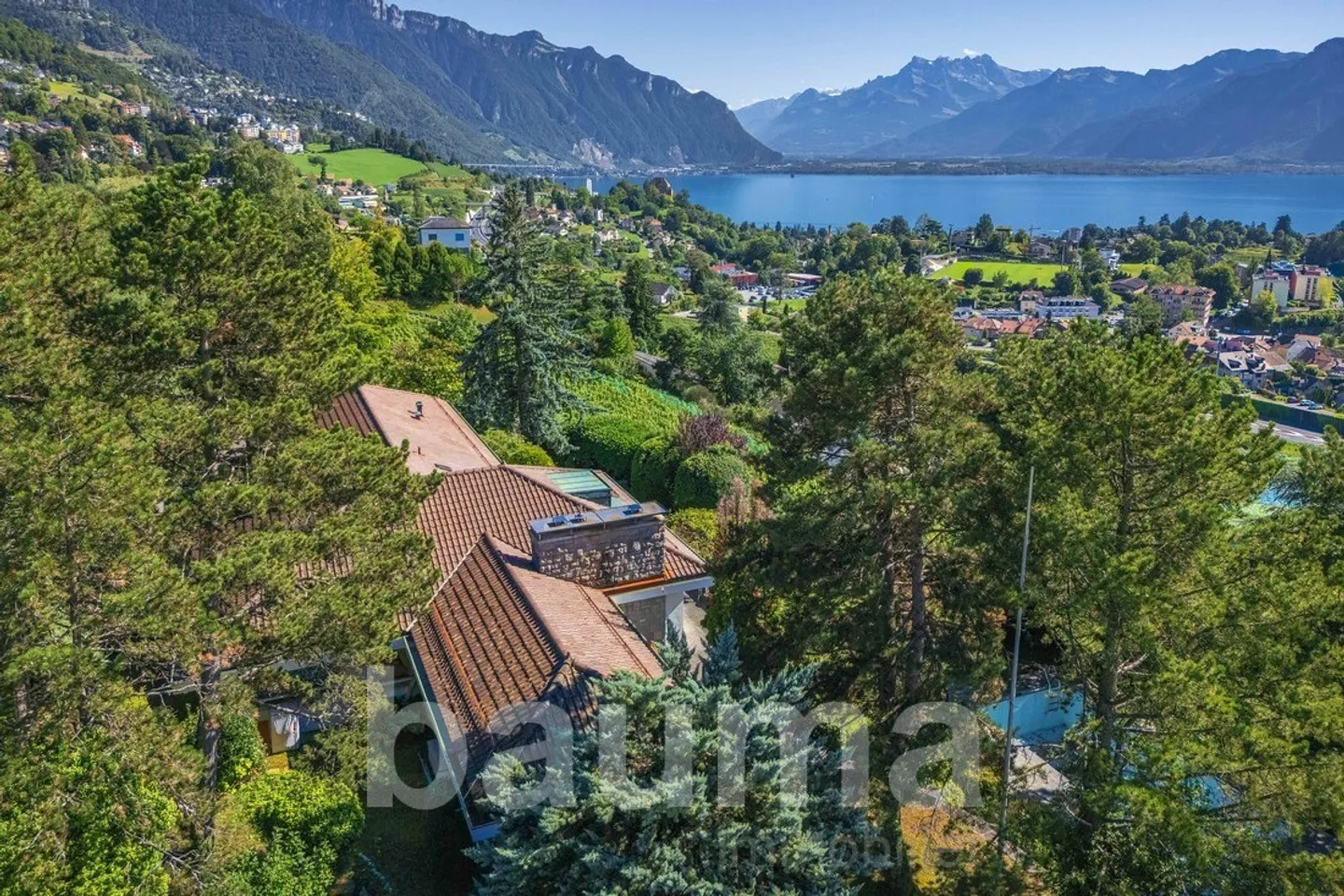 Villa mit einem Lebensniveau mit Aussicht und Pool - Foto 1 di 13