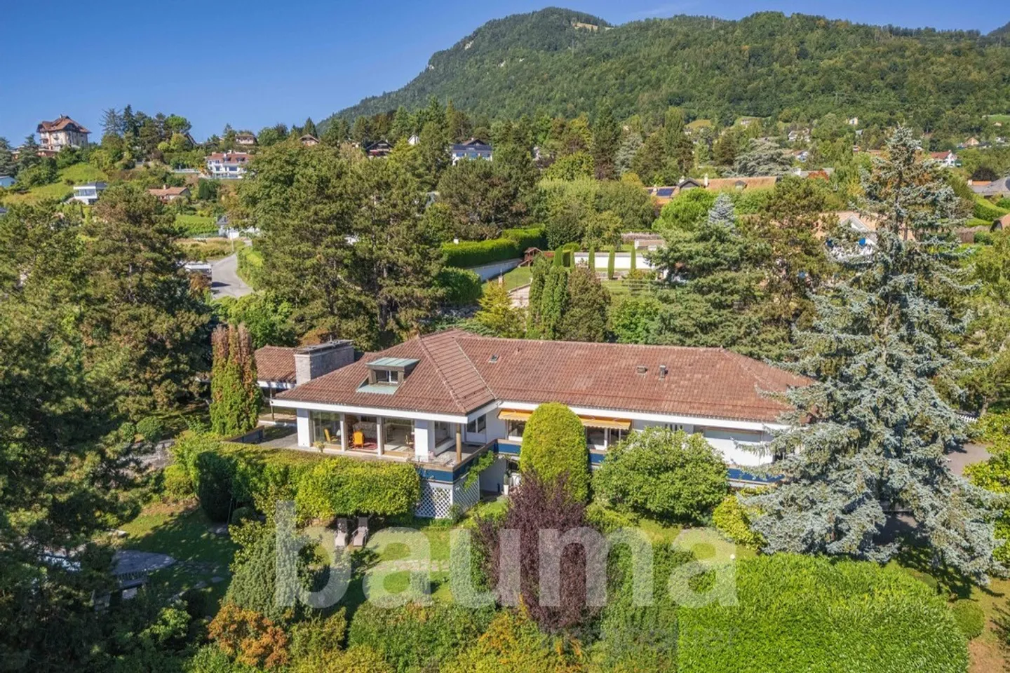 Villa mit einem Lebensniveau mit Aussicht und Pool - Foto 3 di 13