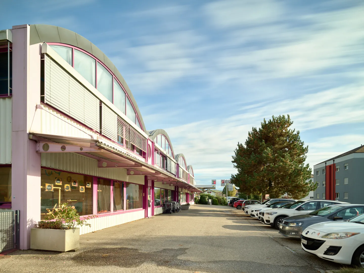 Spazio commerciale al piano terra, con vetrina e posti auto - Foto 1 di 2