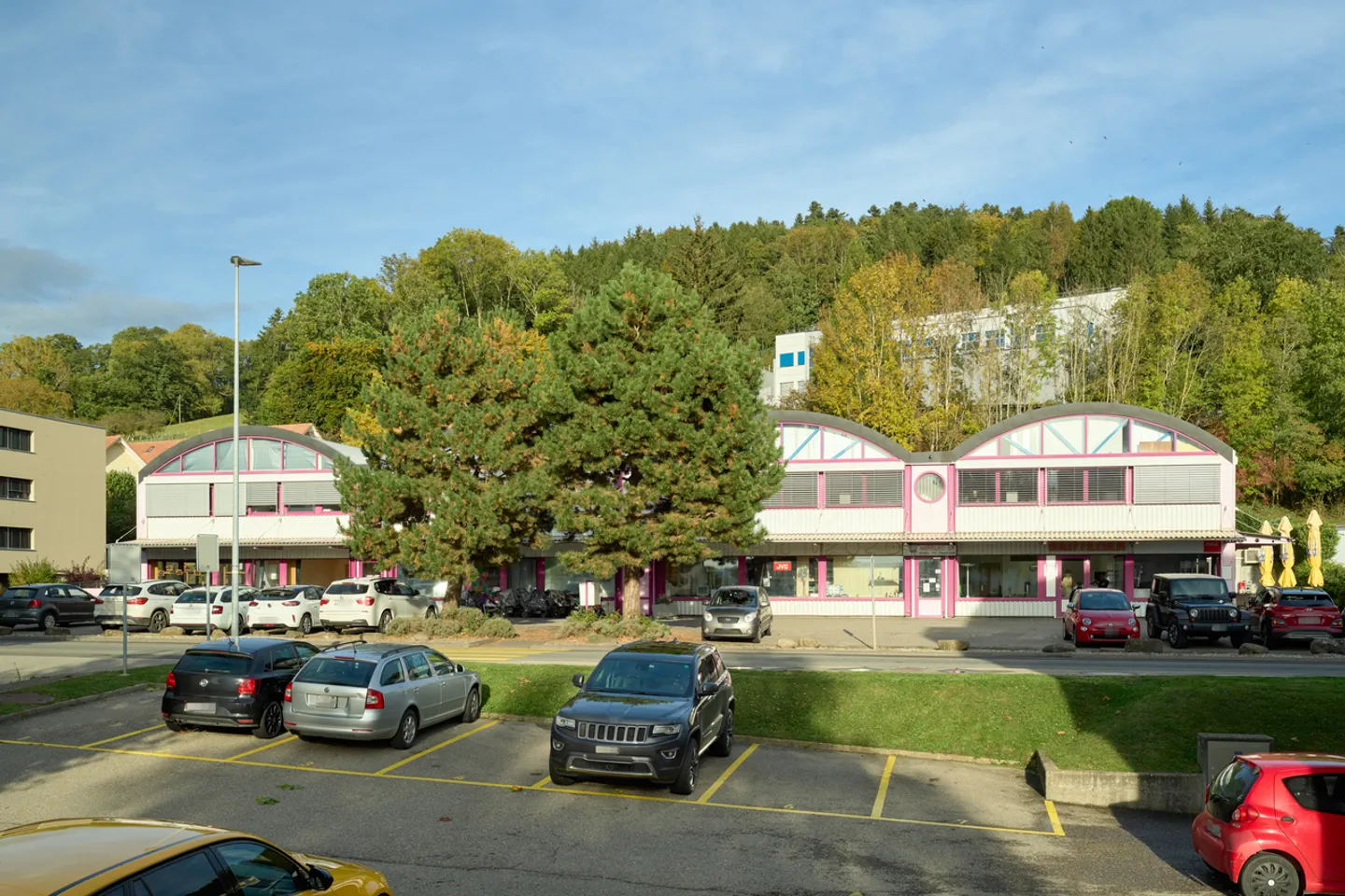 Spazio commerciale al piano terra, con vetrina e posti auto - Foto 2 di 2