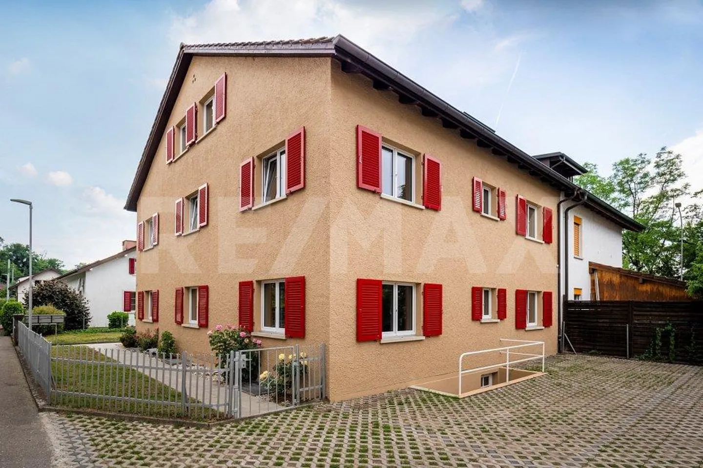 Investing in Prime Location: Multi-Family House in Turgi - Photo 2 of 13