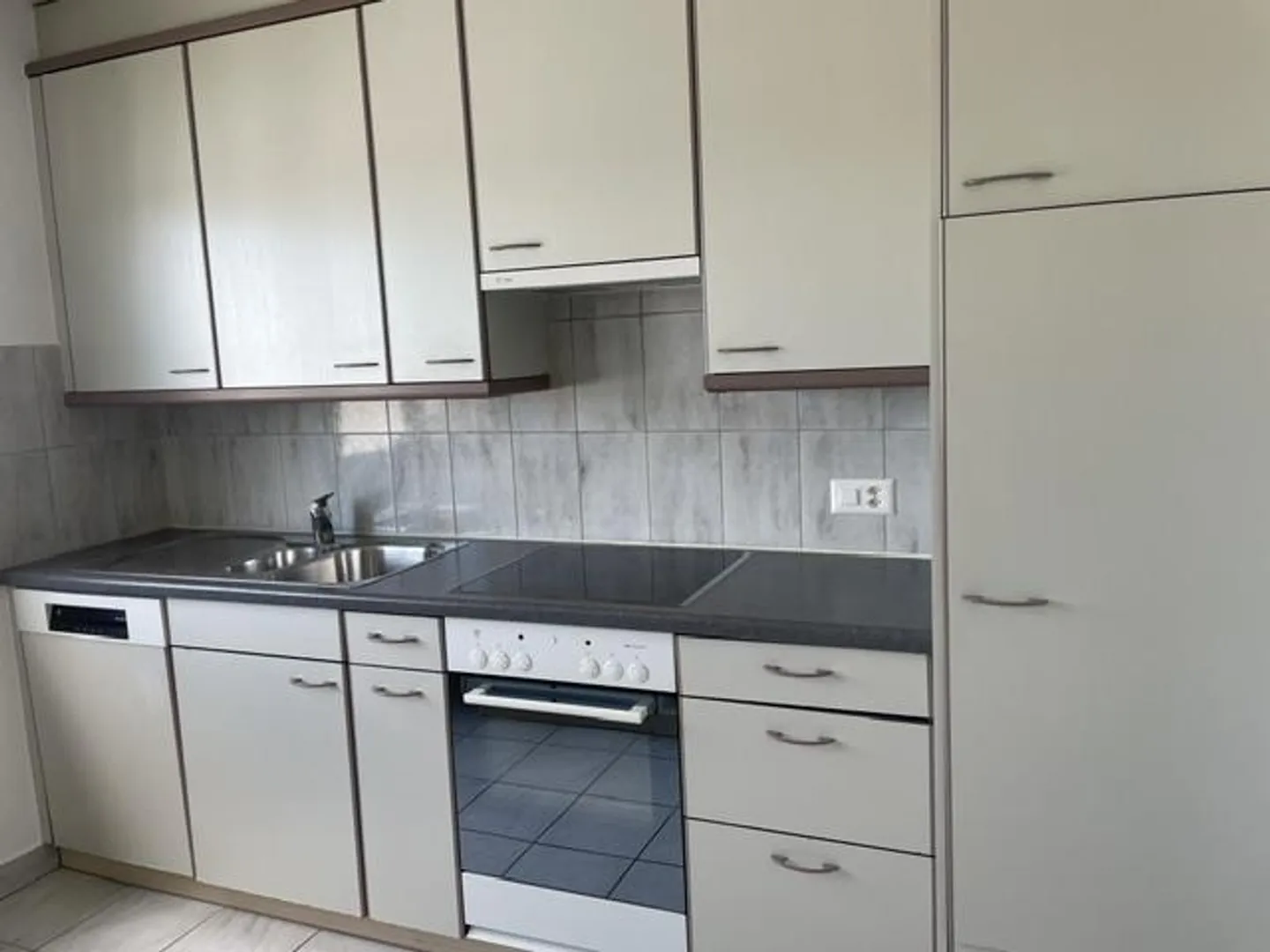 4.5 Room Apartment in Rotkreuz - ATTENTION! LIMITED UNTIL 30th SEPT 2027 - Photo 4 of 9