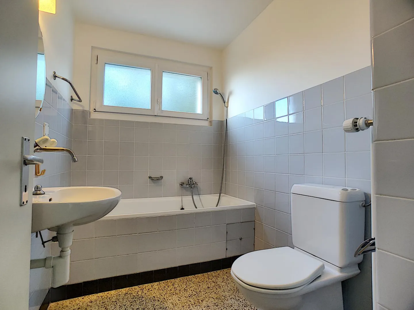 Charmant appartement 4 pièces - Photo 2 sur 6