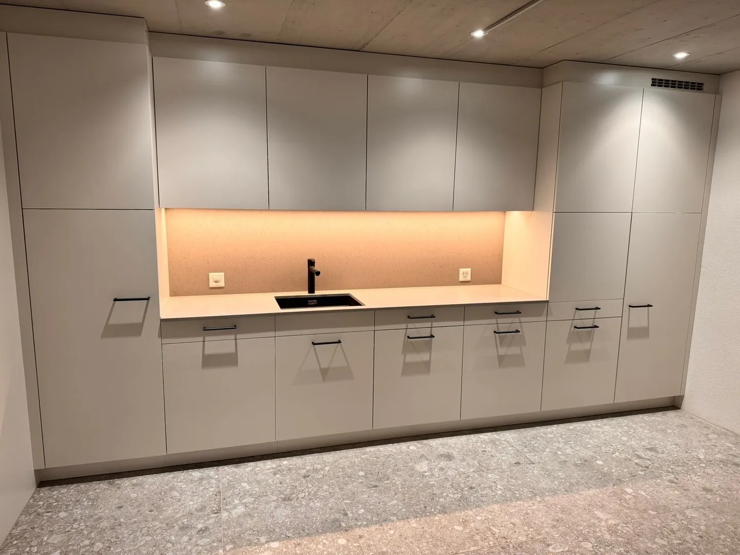 Locaux commerciaux de haute qualité dans le développement "Papiri" - Photo 5 sur 14