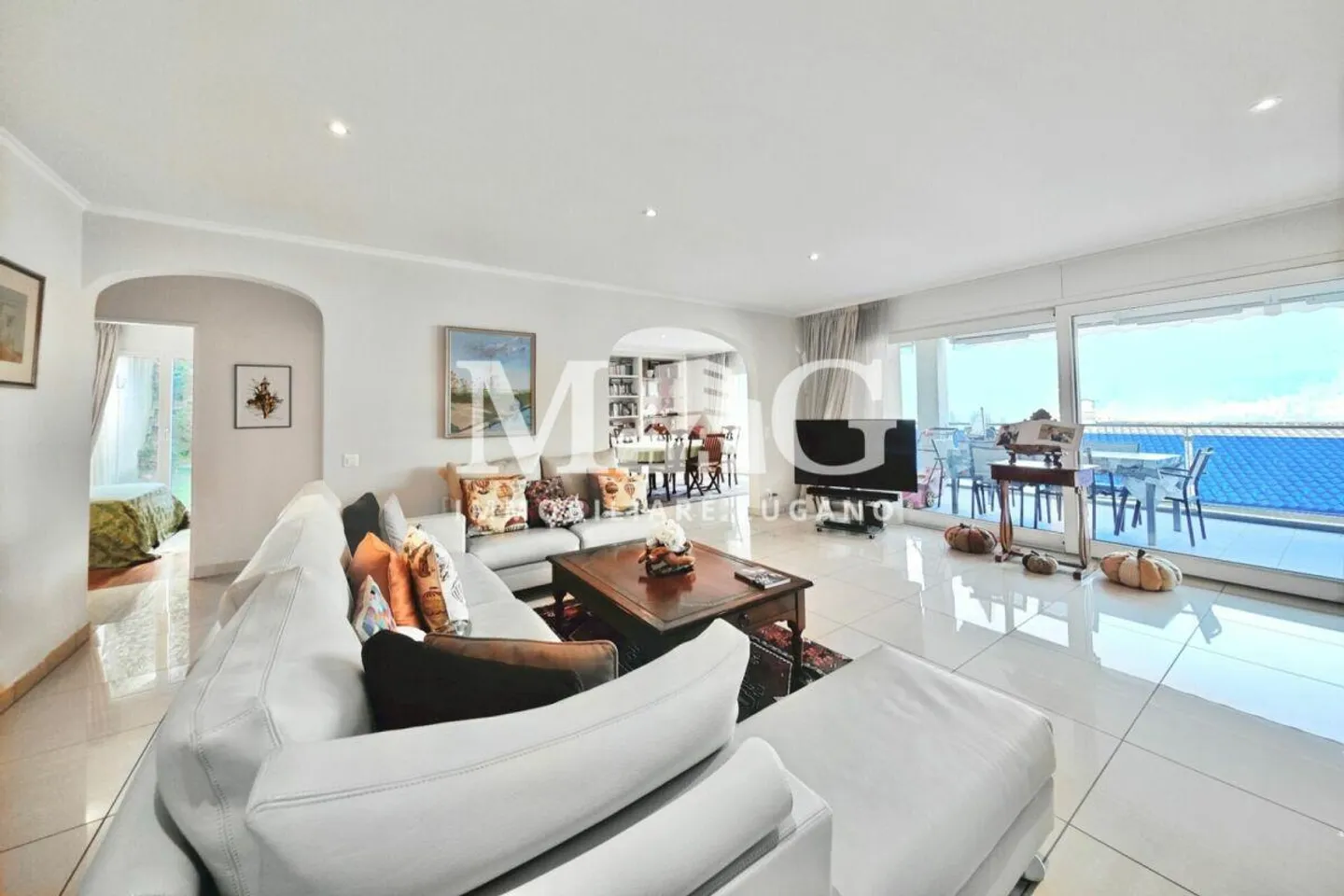 Lugano - 5,5-Zimmer-Wohnung mit 250 m² Nutzfläche im 1. Stock mit Terrasse und privatem Garten - Foto 10 di 15