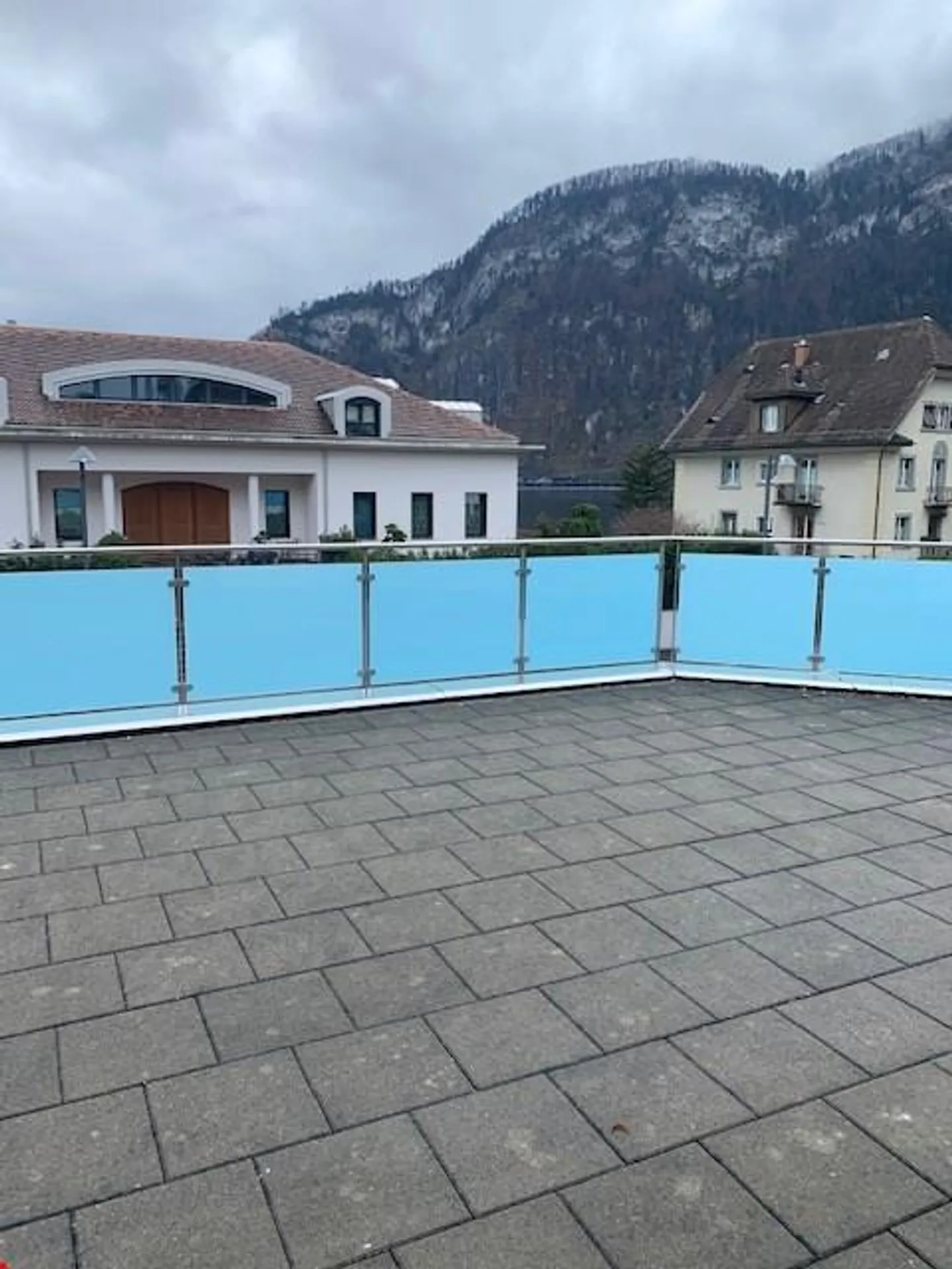 attractive 3-room apartment with a very large terrace and lake view - Photo 8 of 9
