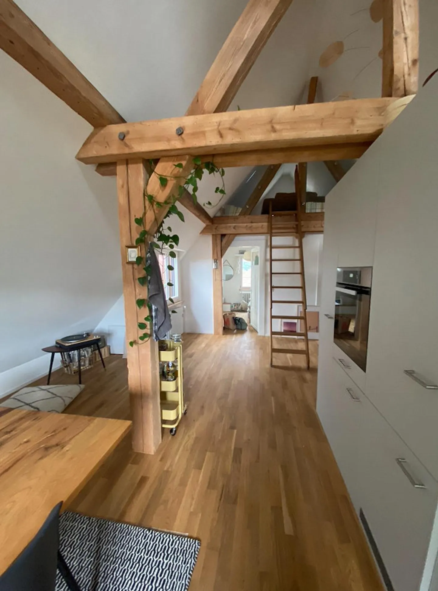 Incantevole appartamento mansardato di 3,5 locali nel cuore di Oberwinterthur - Foto 1 di 14