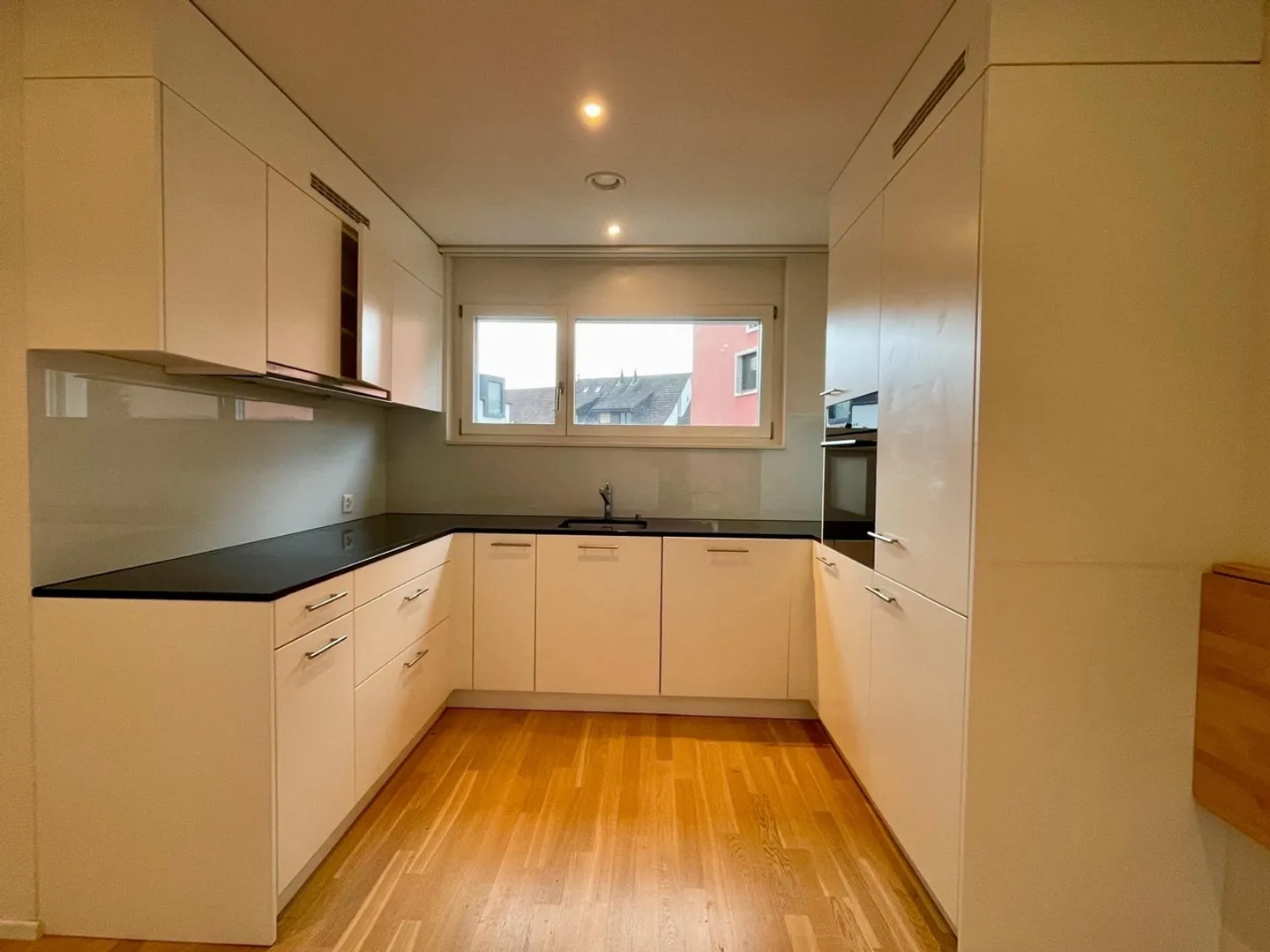 Maison individuelle moderne de 6,5 pièces en standard de propriété dans un emplacement familial à Hüttikon - Photo 2 sur 10