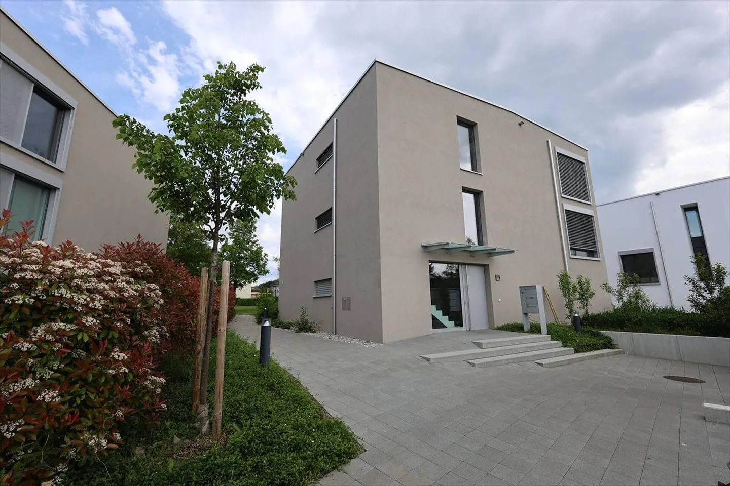 Attische 3.5-Zimmer-Wohnung mit Keller und Parkplatz - Foto 1 von 13