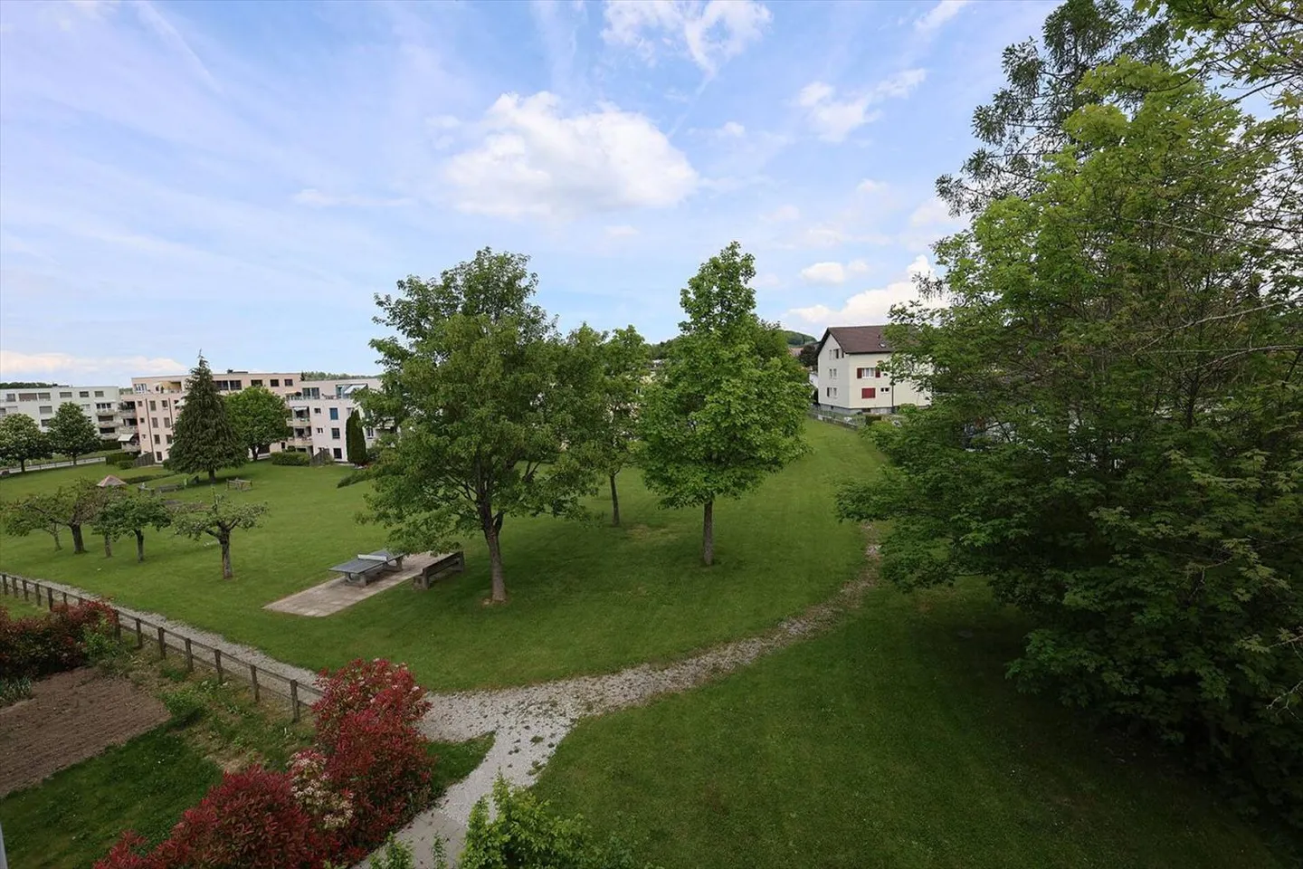 Attische 3.5-Zimmer-Wohnung mit Keller und Parkplatz - Foto 2 von 13