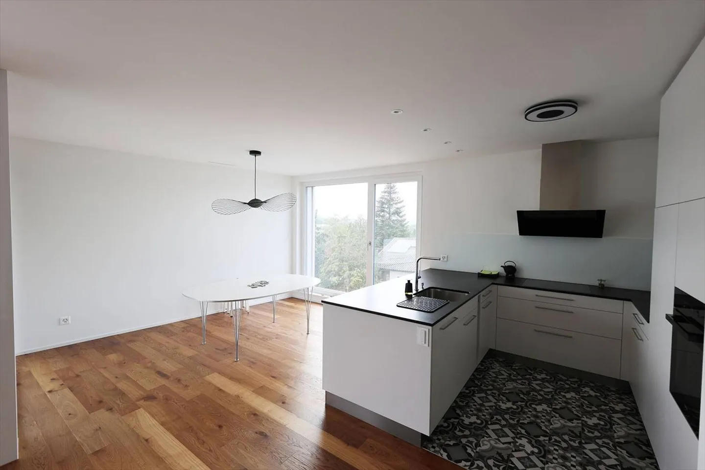 Attische 3.5-Zimmer-Wohnung mit Keller und Parkplatz - Foto 3 von 13