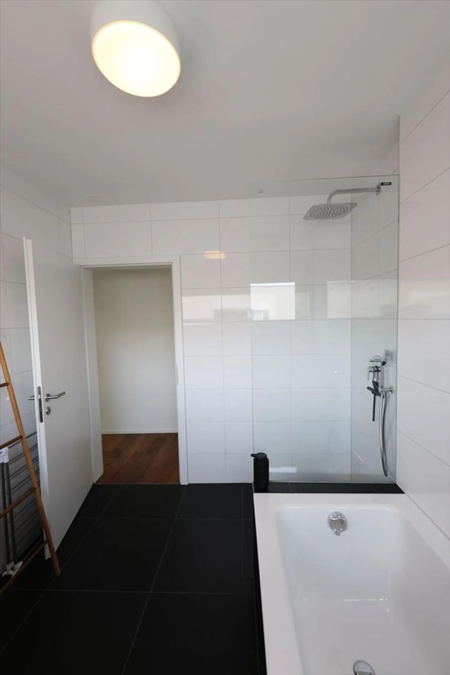 Attische 3.5-Zimmer-Wohnung mit Keller und Parkplatz - Foto 4 von 13