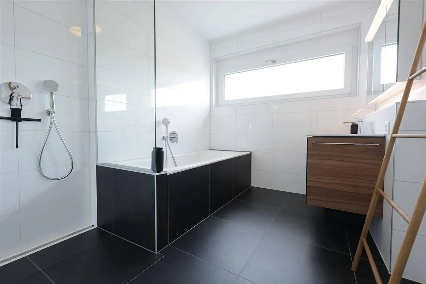 Attische 3.5-Zimmer-Wohnung mit Keller und Parkplatz - Foto 6 von 13