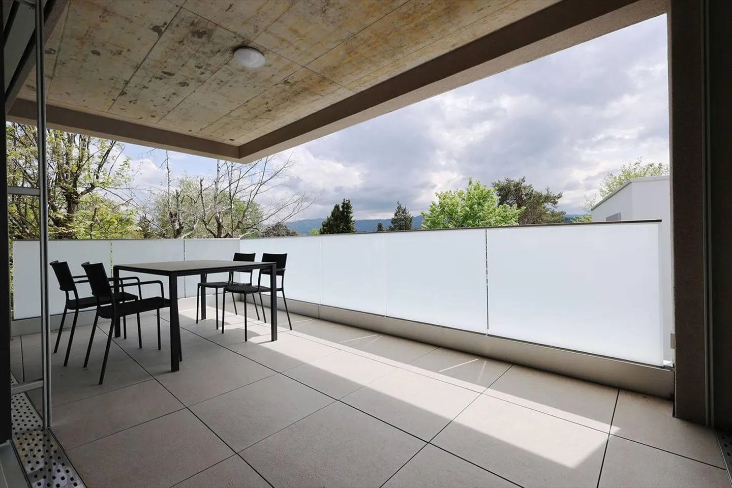 Attische 3.5-Zimmer-Wohnung mit Keller und Parkplatz - Foto 9 von 13