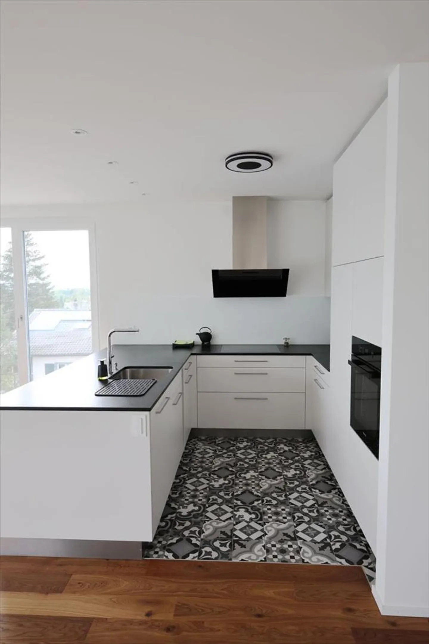 Attische 3.5-Zimmer-Wohnung mit Keller und Parkplatz - Foto 8 von 13