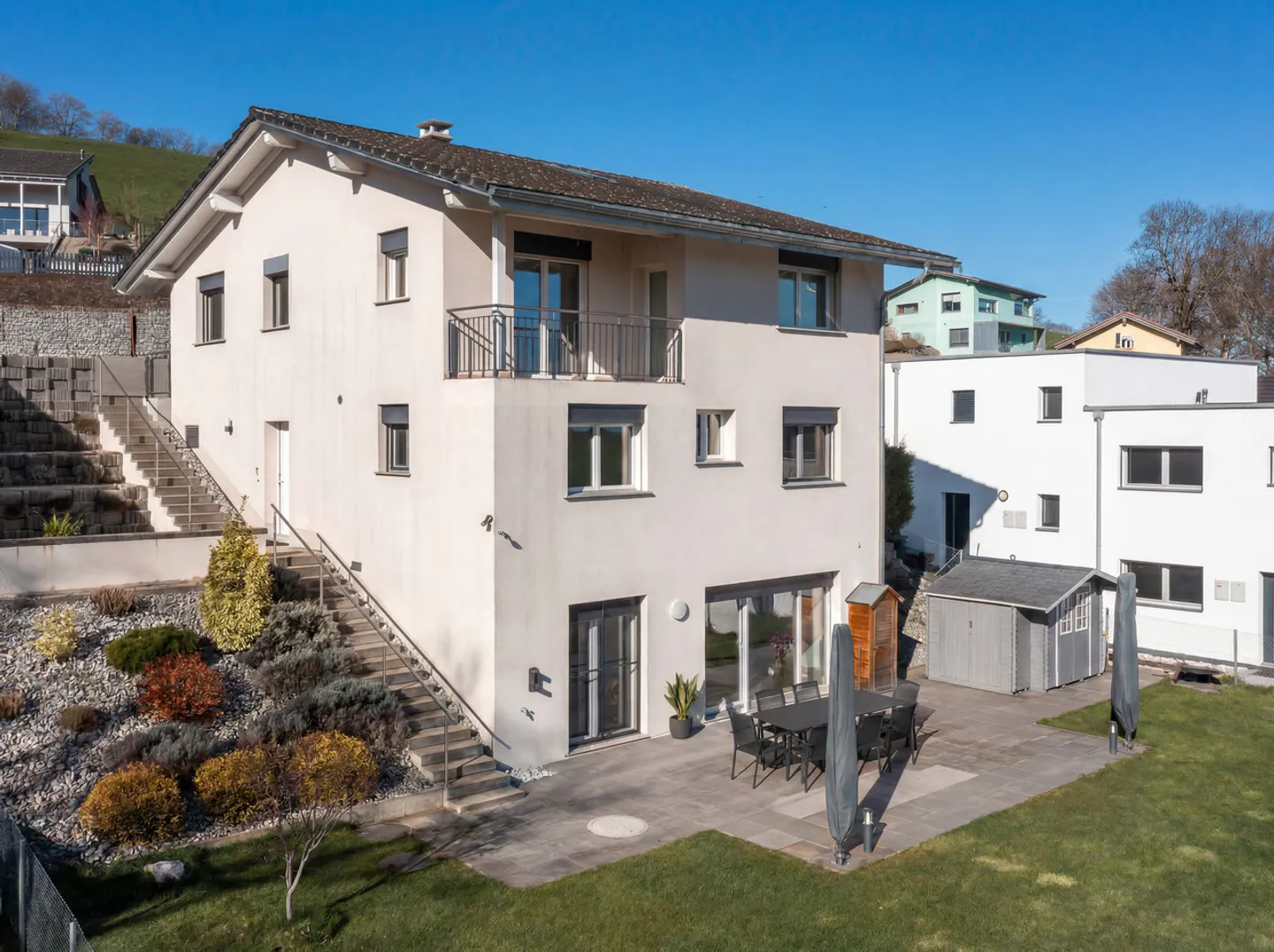 Villa contemporanea con 6,5 stanze e appartamento indipendente affittato - Foto 1 di 31