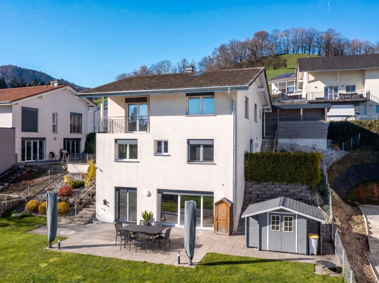Villa contemporanea con 6,5 stanze e appartamento indipendente affittato - Foto 2 di 31