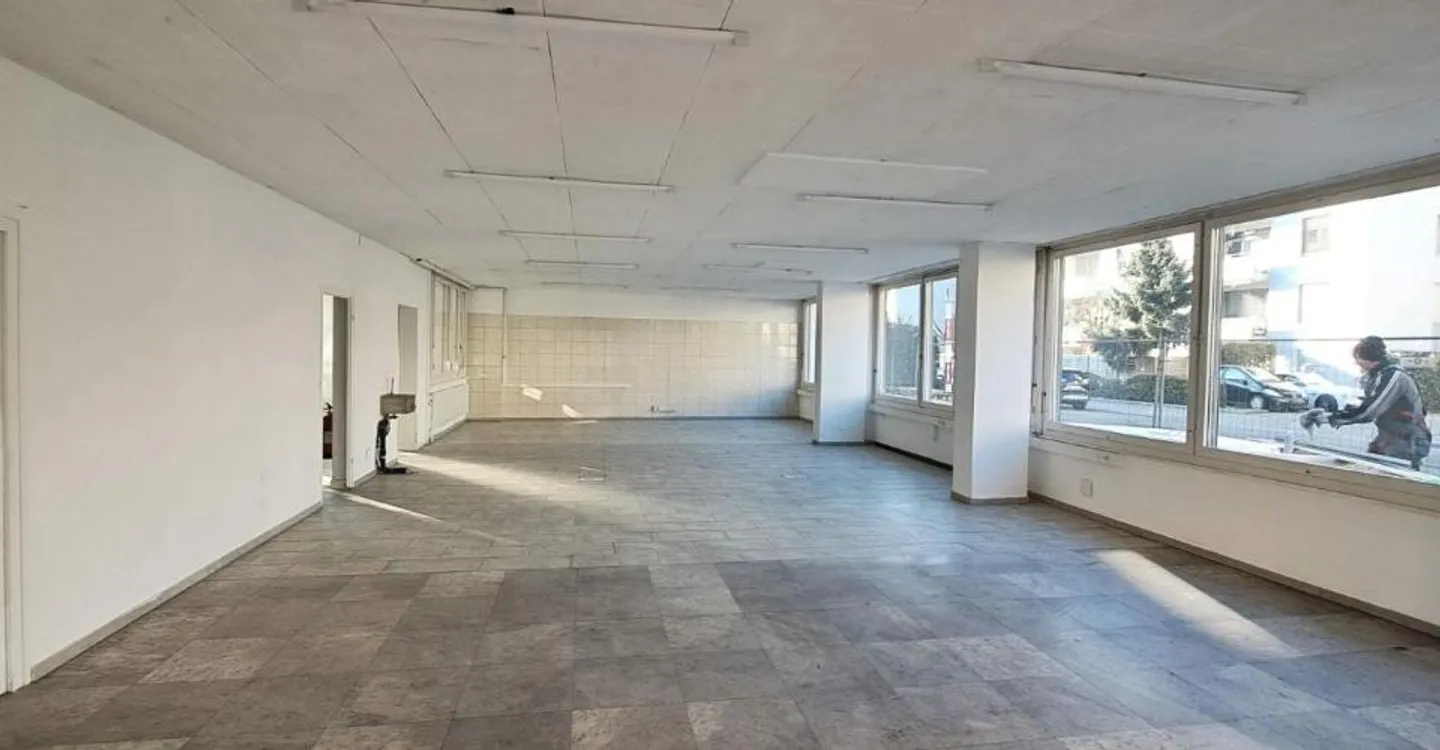Bienne, grande superficie commerciale di 5,5 stanze situata al piano terra - Foto 2 di 7