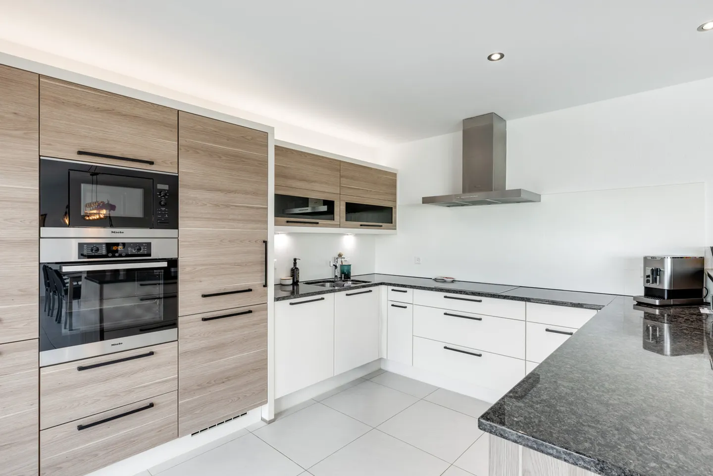 Villa contemporanea con 6,5 stanze e appartamento indipendente affittato - Foto 9 di 31