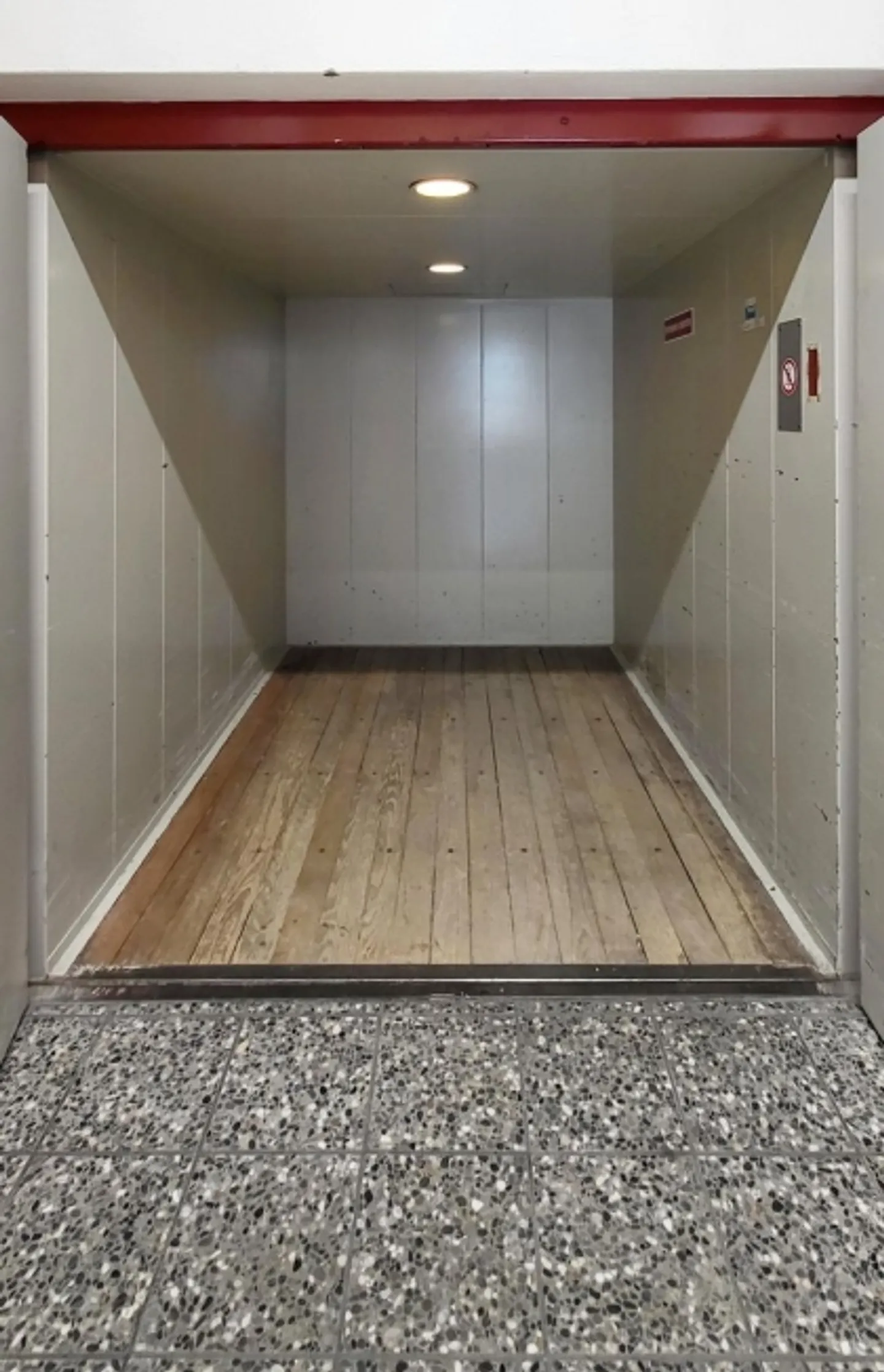 Spacious ground floor commercial space for rent in Wetzikon - Photo 5 of 7