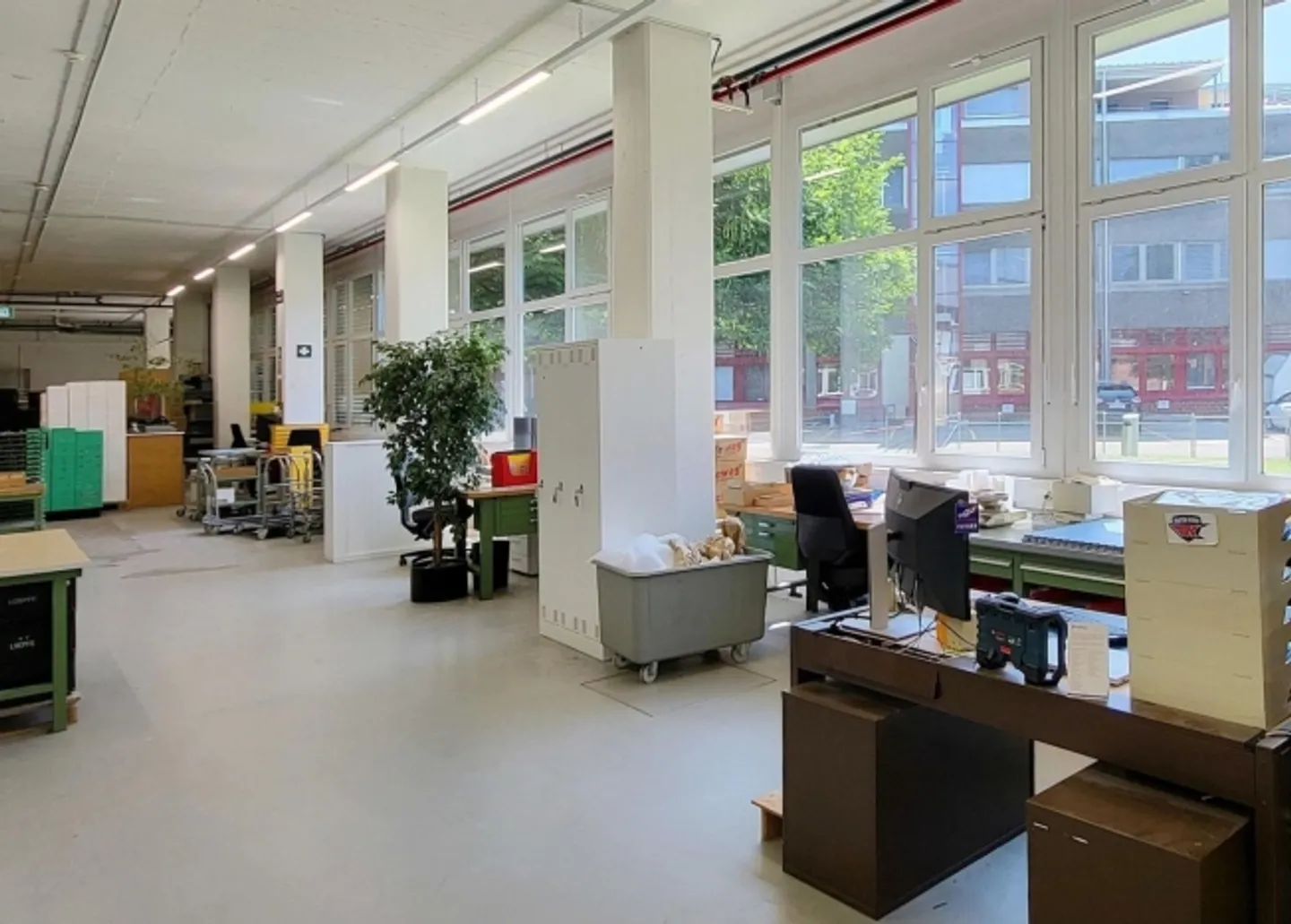 Spacious ground floor commercial space for rent in Wetzikon - Photo 3 of 7