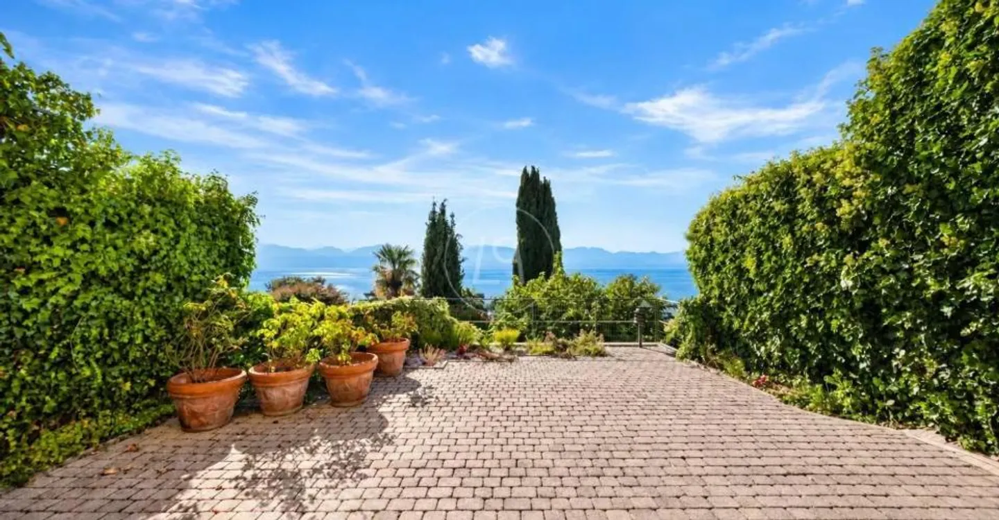 Un écrin avec vue panoramique sur le Léman - Photo 2 of 3