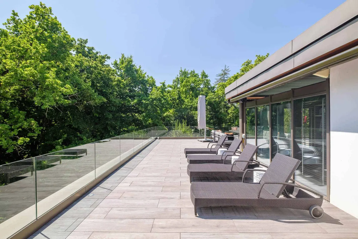 Luxury Attic Apartment in Conches - Photo 4 of 5