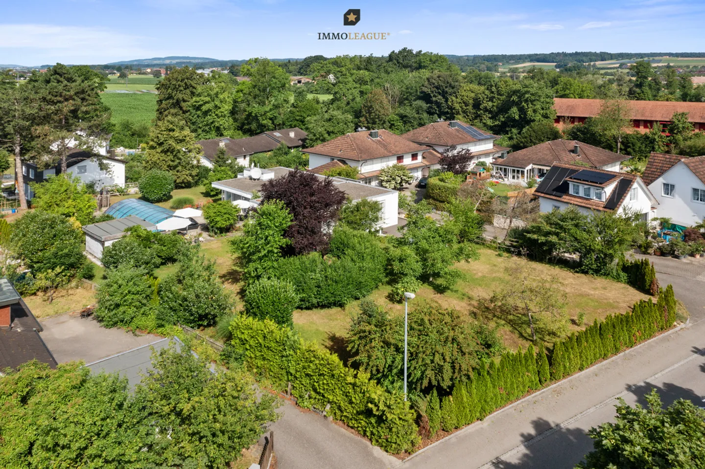 Bungalow in posizione centrale con giardino simile a un parco e piscina - Foto 4 di 7