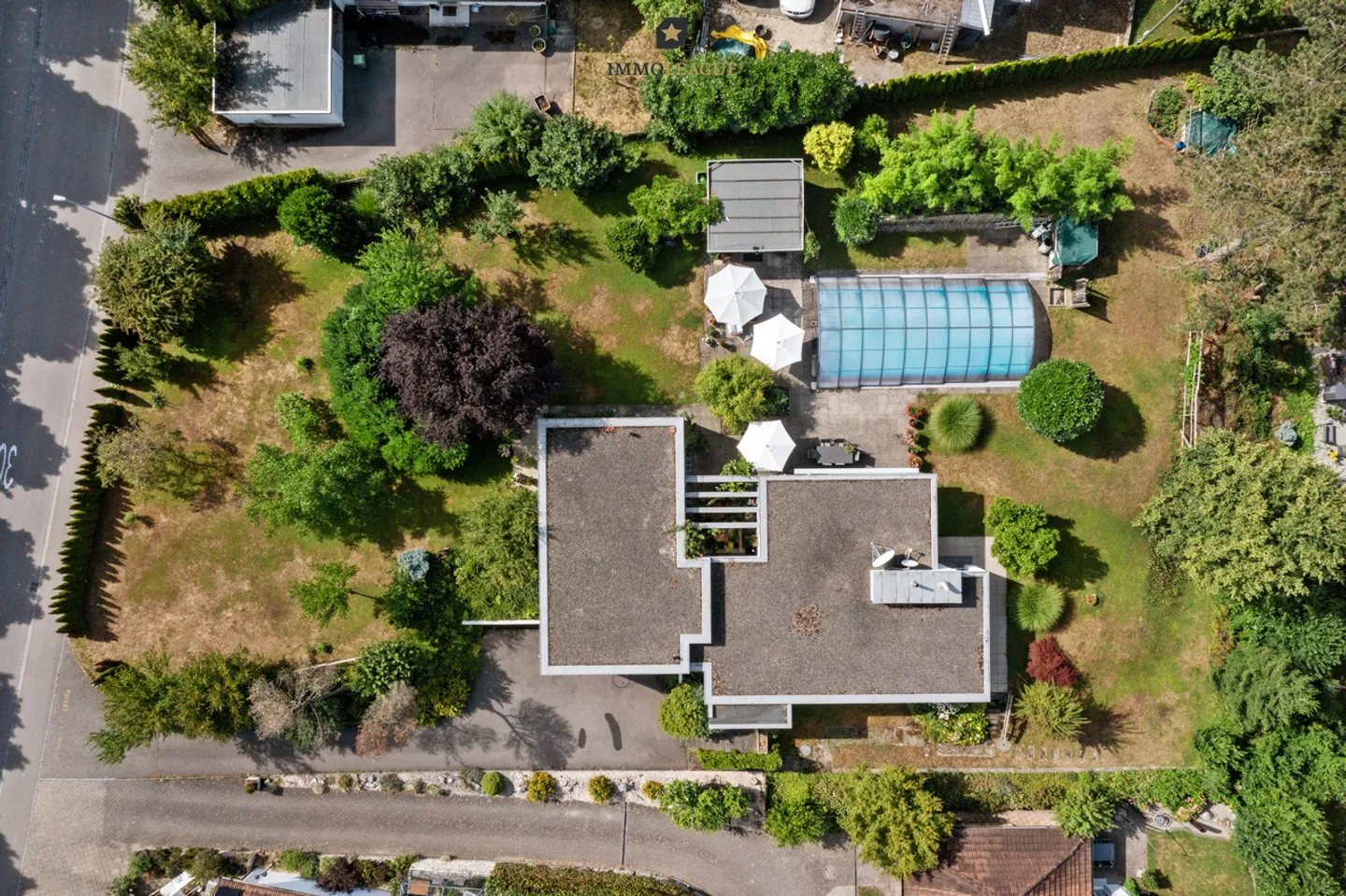 Bungalow in posizione centrale con giardino simile a un parco e piscina - Foto 5 di 7