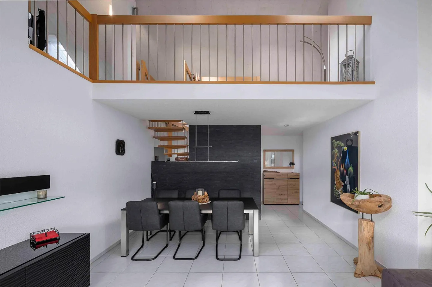 Bright penthouse apartment with gentle light flair - Photo 1 of 8