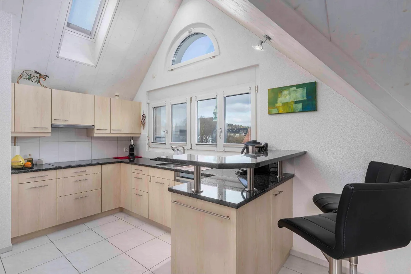 Bright penthouse apartment with gentle light flair - Photo 2 of 8