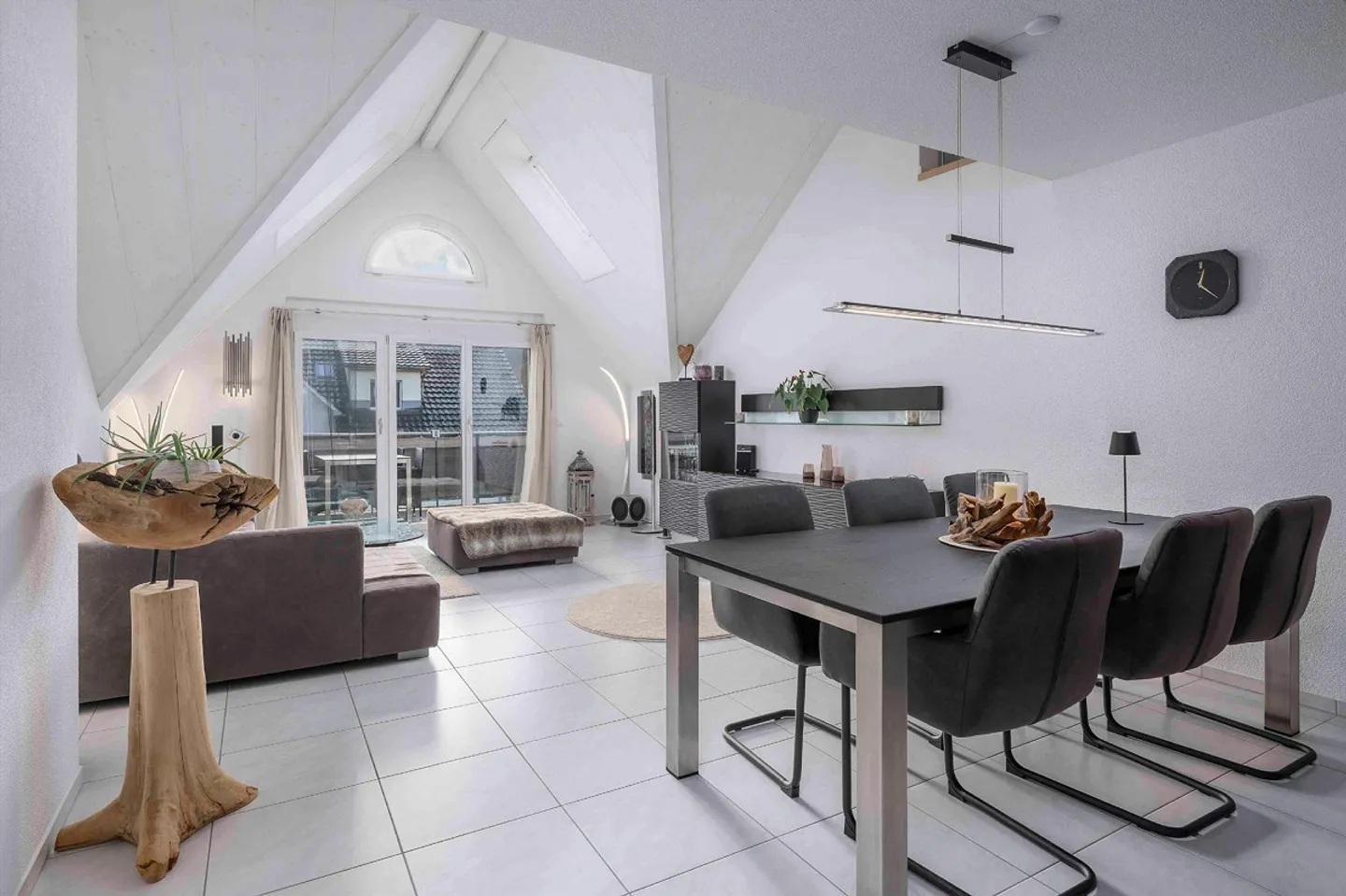 Bright penthouse apartment with gentle light flair - Photo 3 of 8