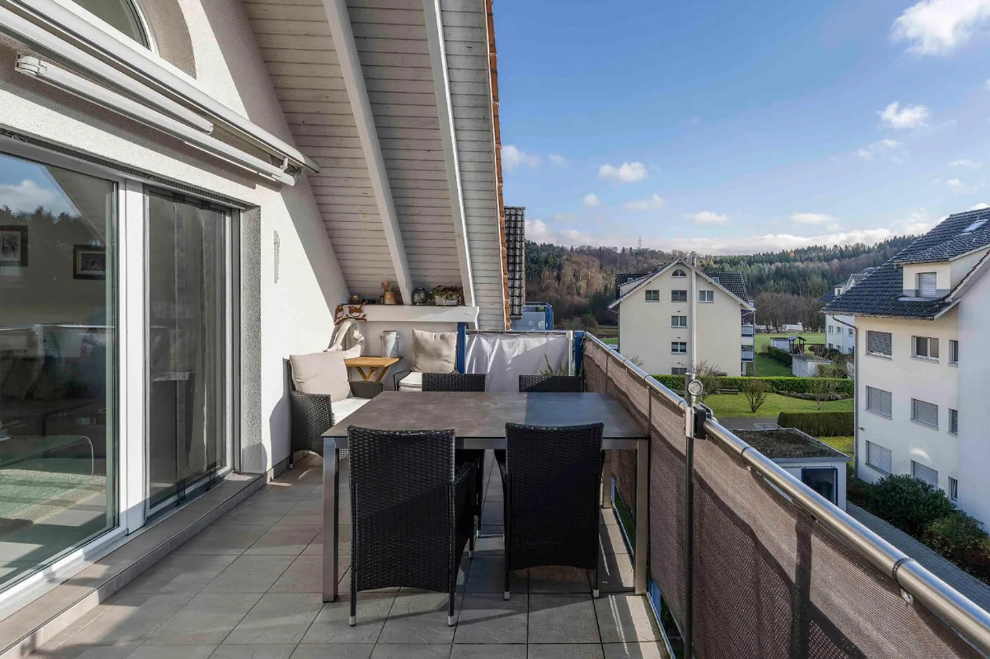 Bright penthouse apartment with gentle light flair - Photo 4 of 8