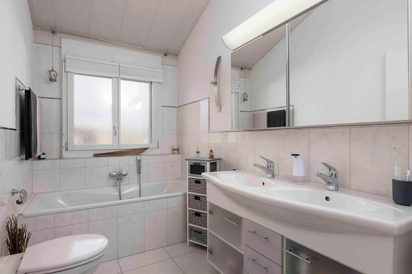 Bright penthouse apartment with gentle light flair - Photo 5 of 8