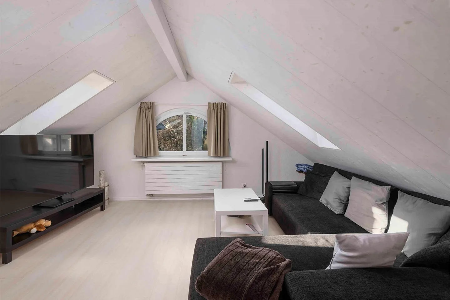 Bright penthouse apartment with gentle light flair - Photo 6 of 8