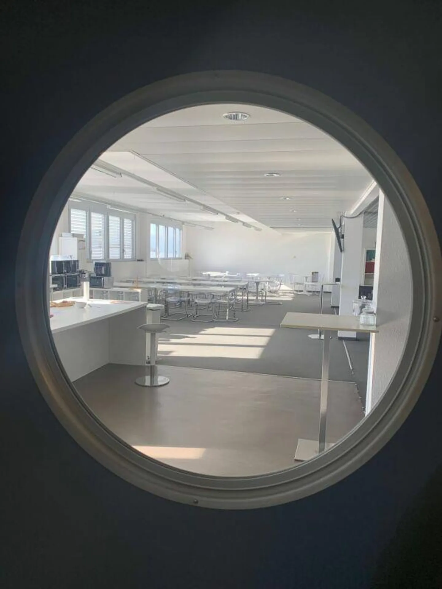 Rental property in Vaud, offices, workshop and storage space of 2700 m2 in Cheseaux - Photo 3 of 7