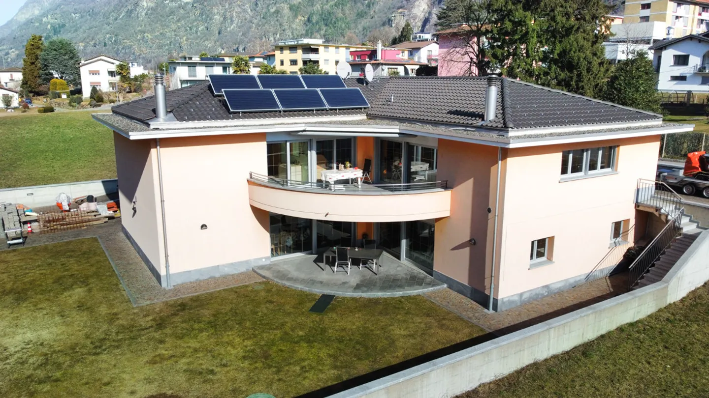 Your Private Paradise: Luxurious Villa with Indoor Pool and Dream Garden - Photo 2 of 10