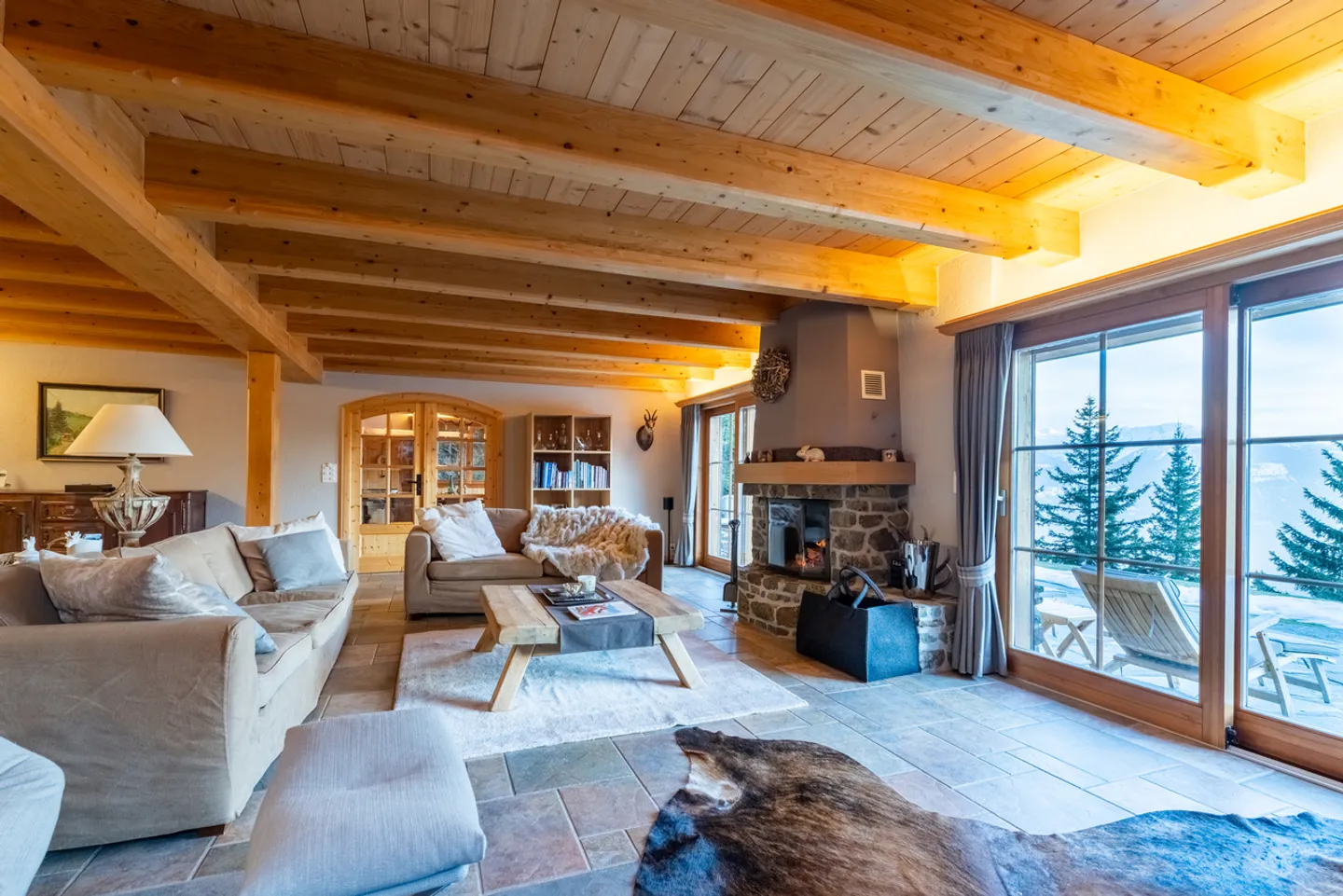 Wunderschönes Chalet mit 6,5 Zimmern in Crans-Montana - Foto 2 von 14