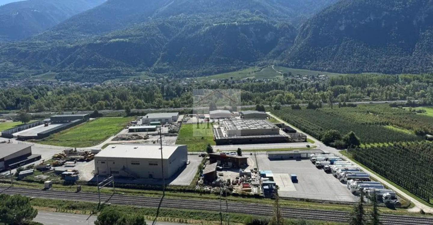 Halle industrielle avec garages - Photo 6 sur 7