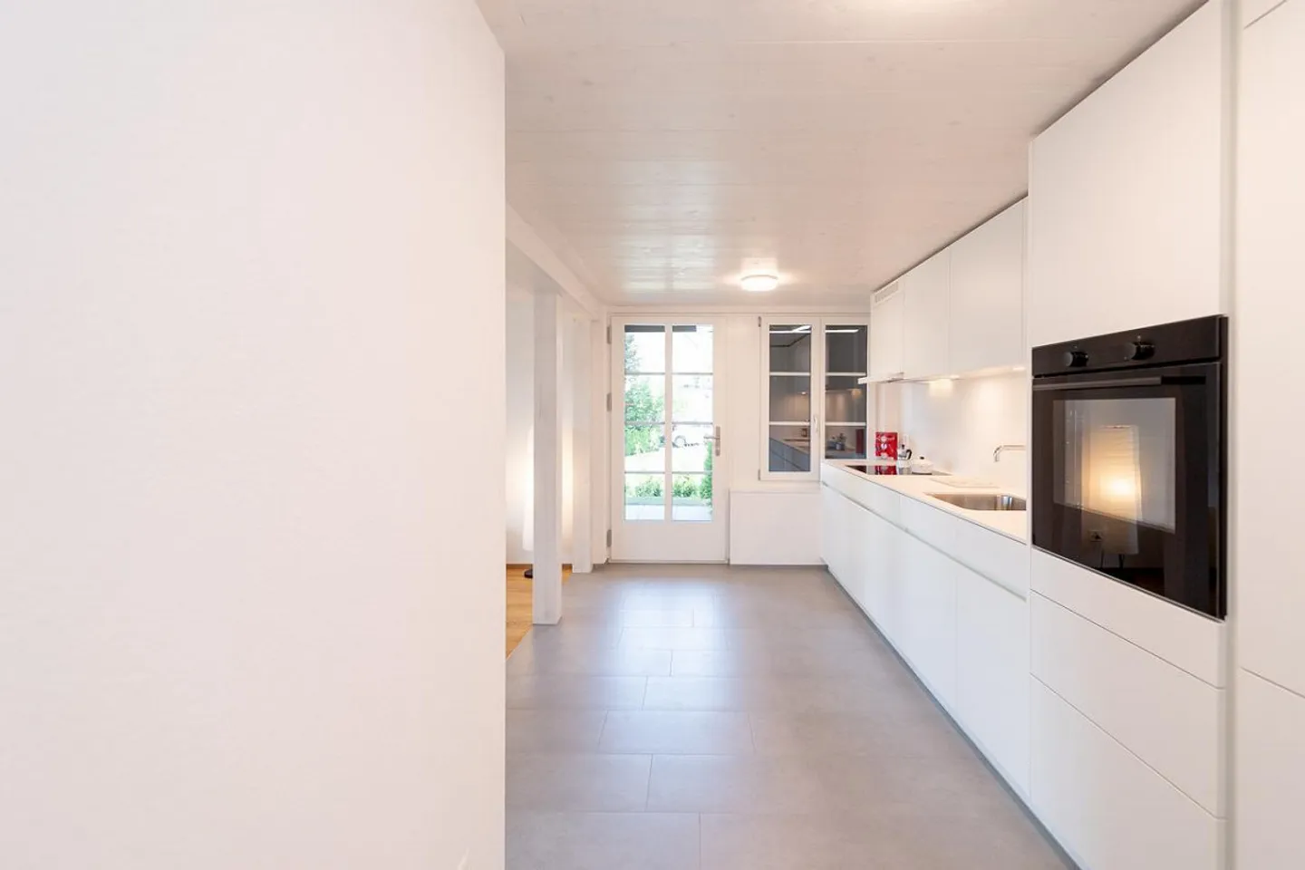 Grosszügige und moderne 2.5-Zimmerwohnung mit eigenem Waschturm - Foto 3 von 7