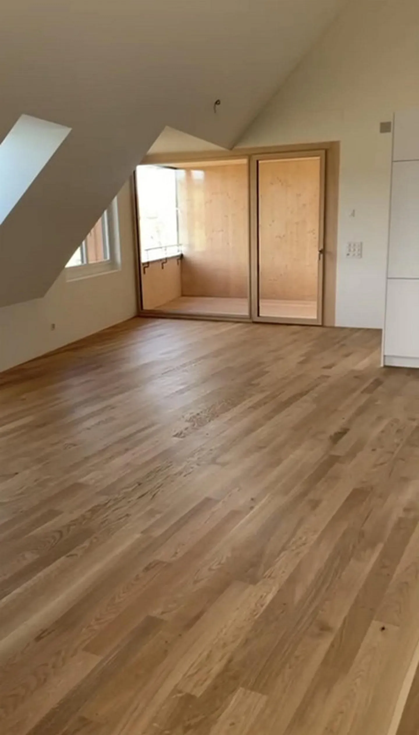Appartement loft lumineux de 2 pièces avec balcon - Photo 2 sur 10