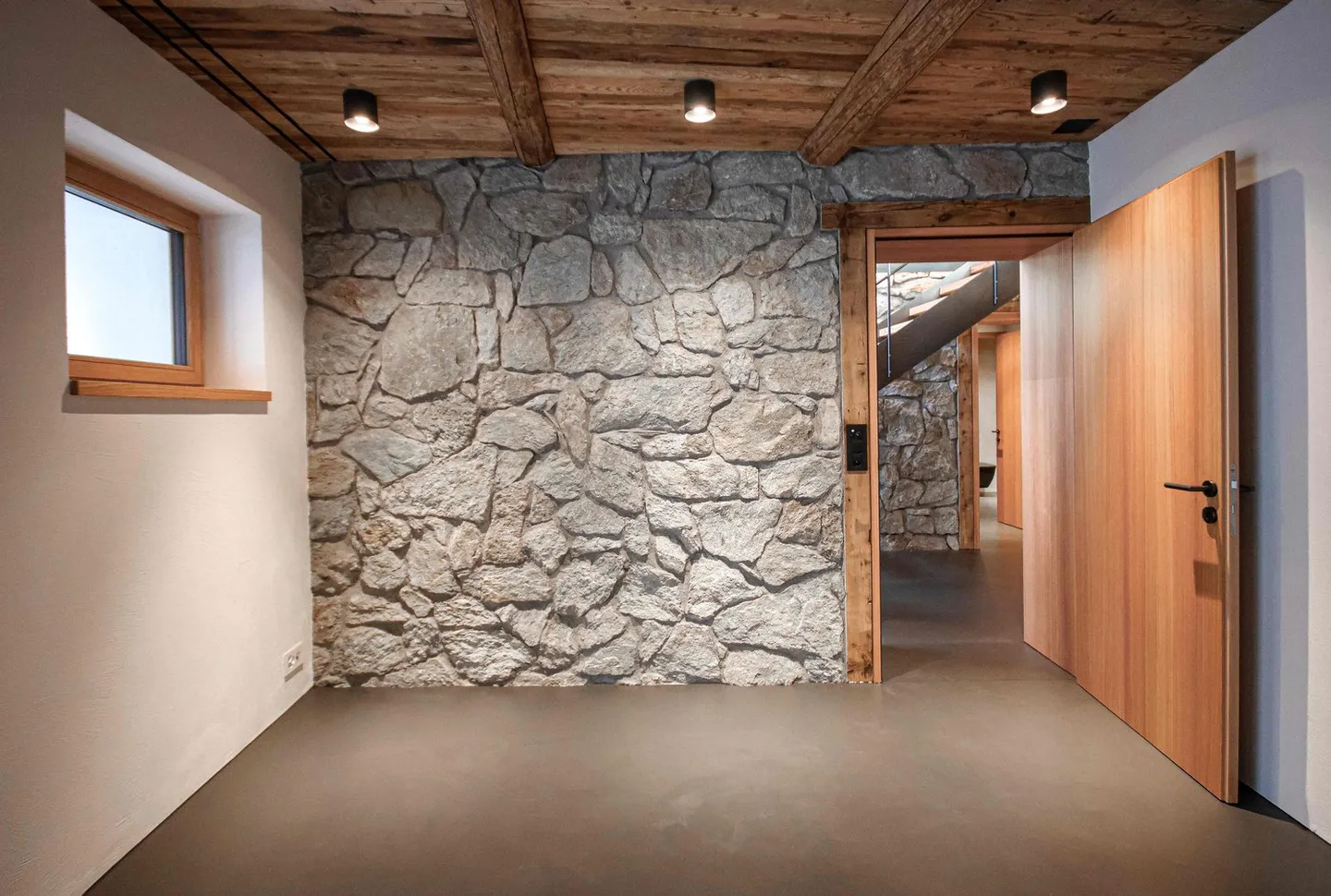 Historischer Stall in den Alpen - Foto 15 von 20