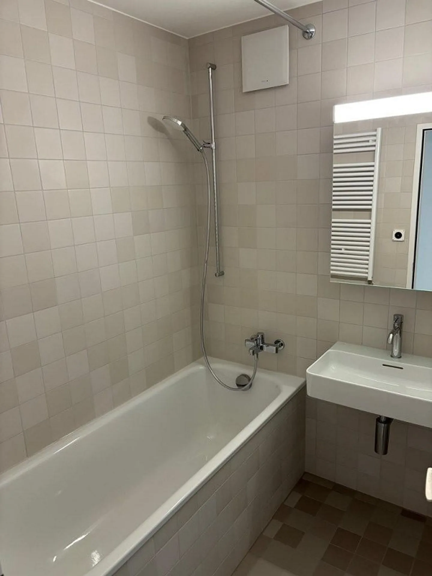 Newly renovated apartment in a convenient location - Photo 8 of 10