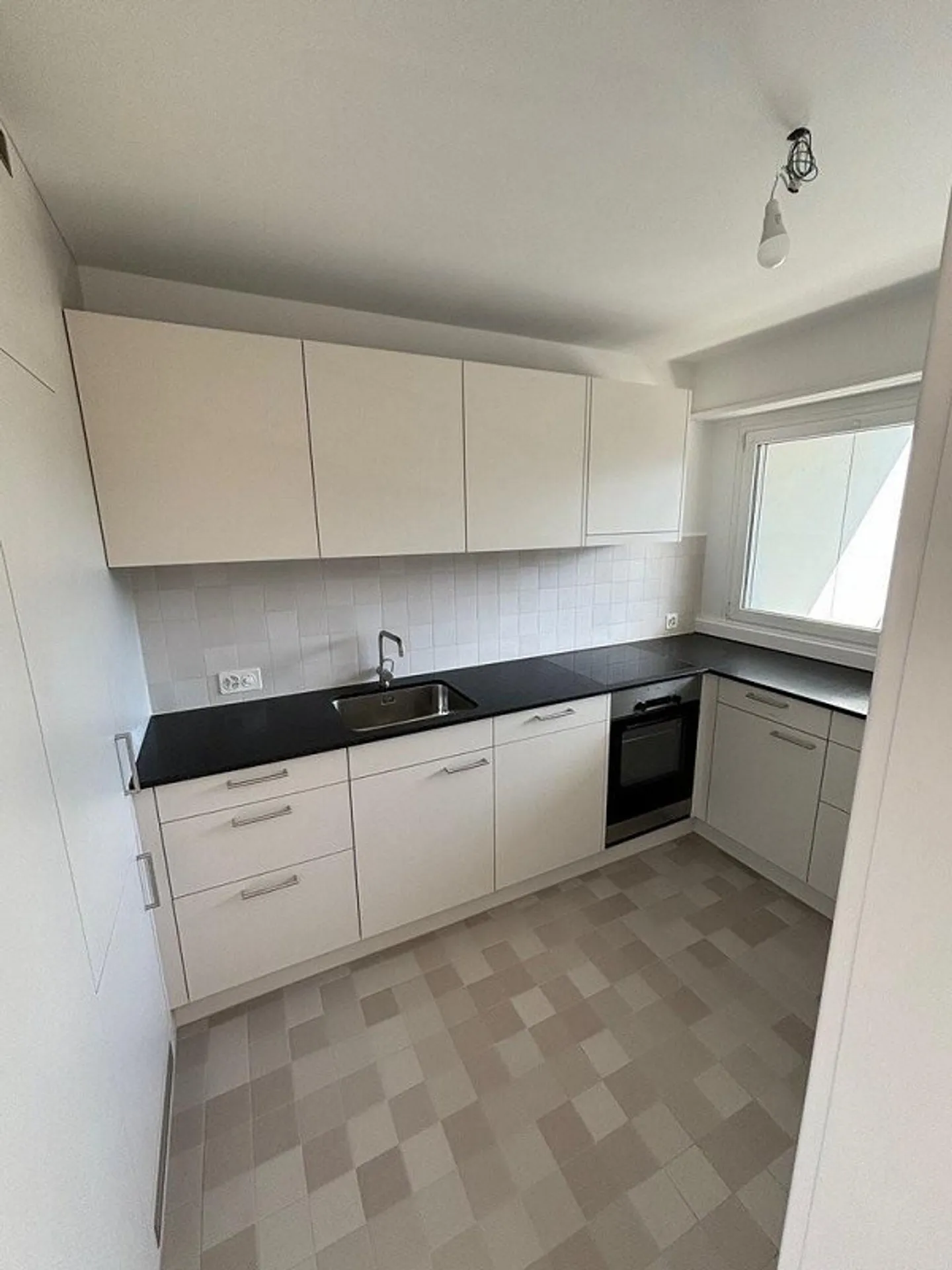 Newly renovated apartment in a convenient location - Photo 6 of 10