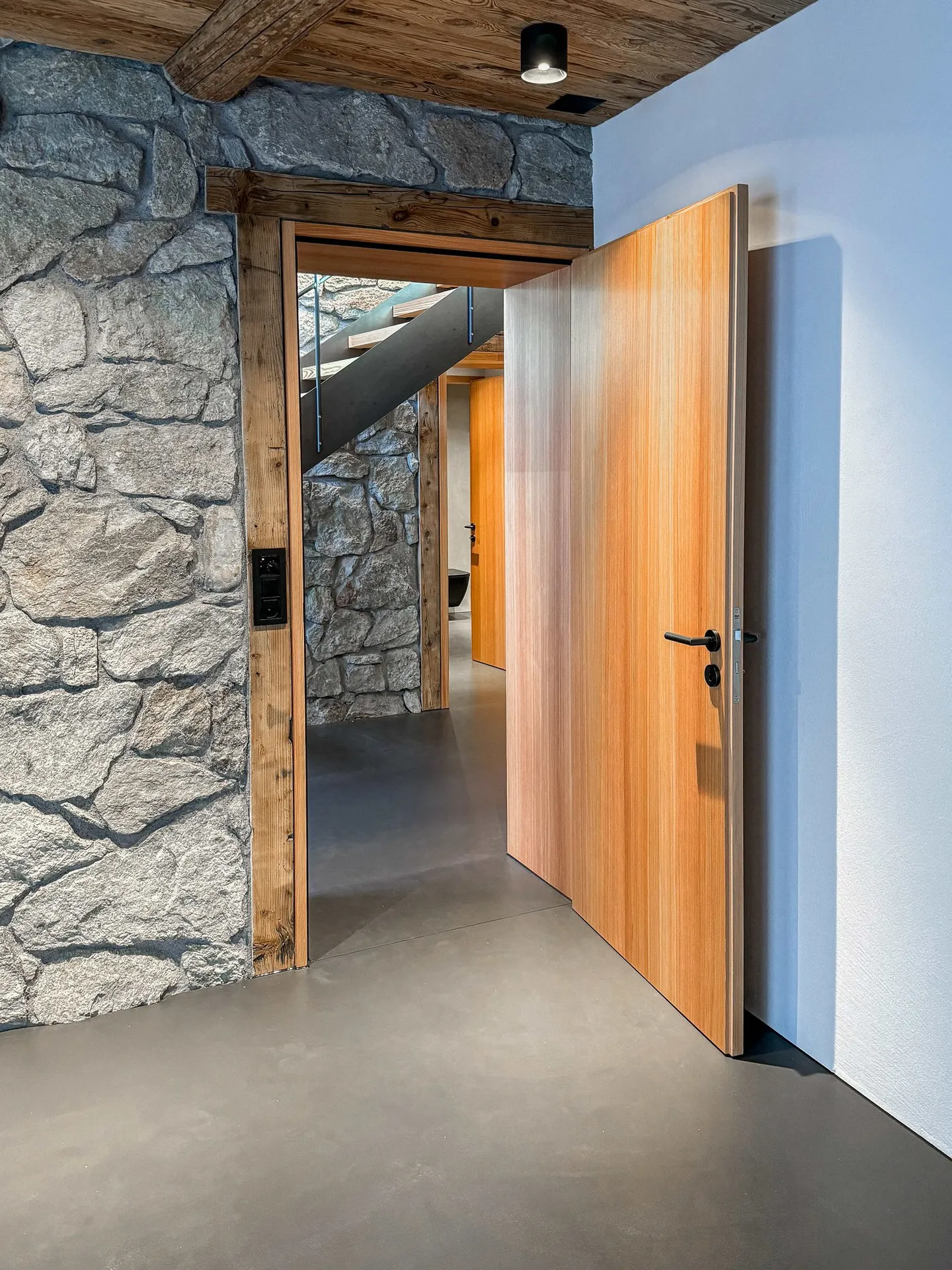 Historischer Stall in den Alpen - Foto 16 von 20