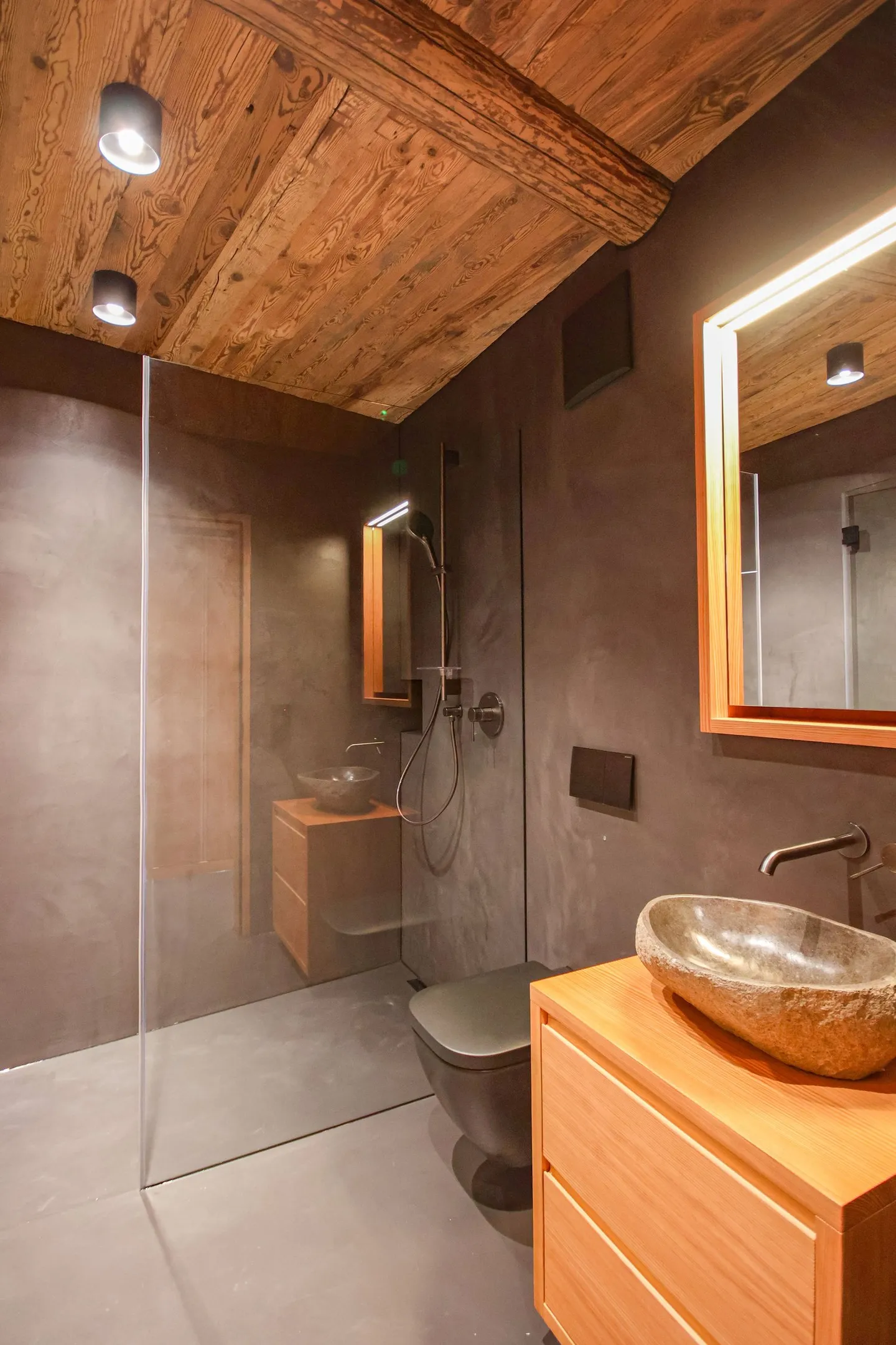 Historischer Stall in den Alpen - Foto 20 von 20