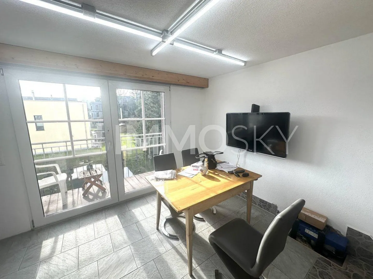 Base Sicura: Proprietà con Fossa per Auto e Spazio Abitativo Affittato - Foto 3 di 5